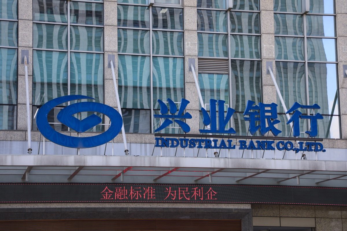 年末存款大战悄然上演，有储户为了高利息不惜变身“特种兵”，跨城存款成为新潮流。

随着年末的临近，各大银行纷纷开始上演存款大战。为了吸引储户，中小银行不断推出高利率的存款产品。不少储户为了追求更高的利