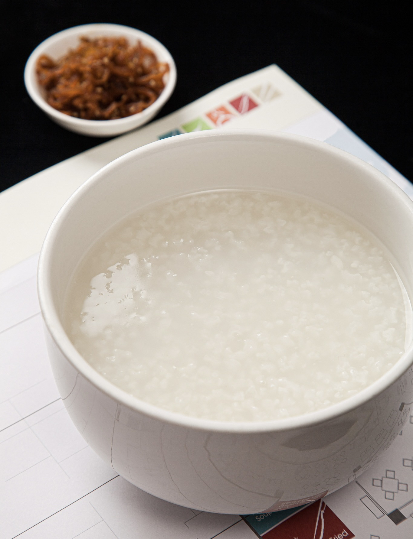 200块钱可以买50多斤的大米，够一家三口吃一个多月，可在上海这家饭馆，点上一锅白粥，配上些许萝卜咸菜，竟然就要200元。

据了解，上海一家主营潮汕砂锅粥的饭店近日在网络上引发热议，原因竟是他们家的