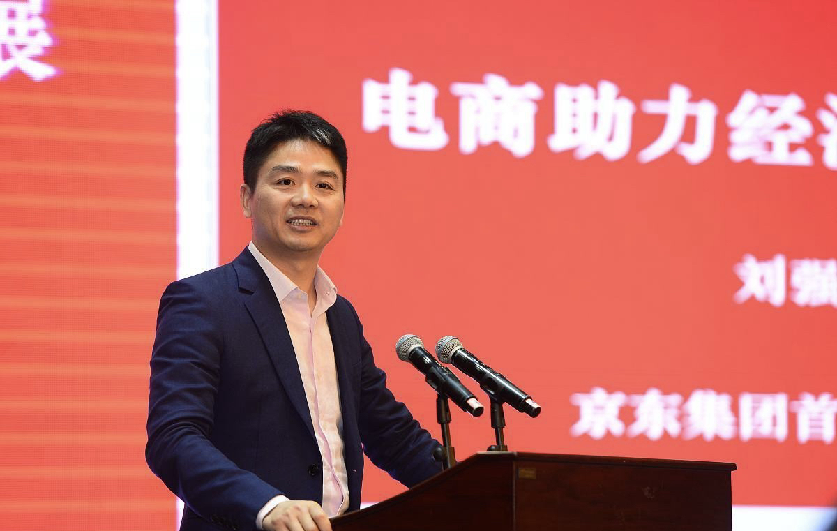 我是真没想到，大强子回老家发的大红包，听说还得缴纳个人所得税，要不是律师一本正经的“胡说”，谁能想到有这一茬，本来是件暖心事儿，却强行被科普了一番。

大强子给村里60岁以上的老人和小学老师们送去了现