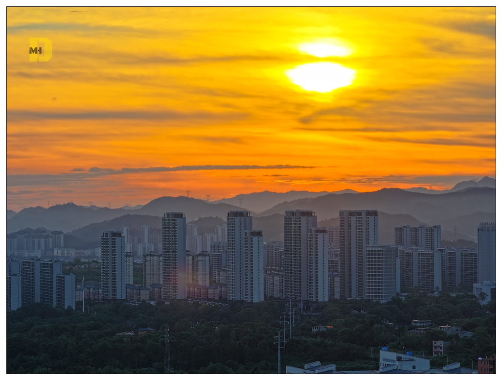 #武夷山也姓赣# 【航拍江西:落日余晖上饶没】落日余晖洒满城市，山与楼的交响，动车在疾驰，美得让人心醉。#航拍铅山# #让世界发现大美上饶# 