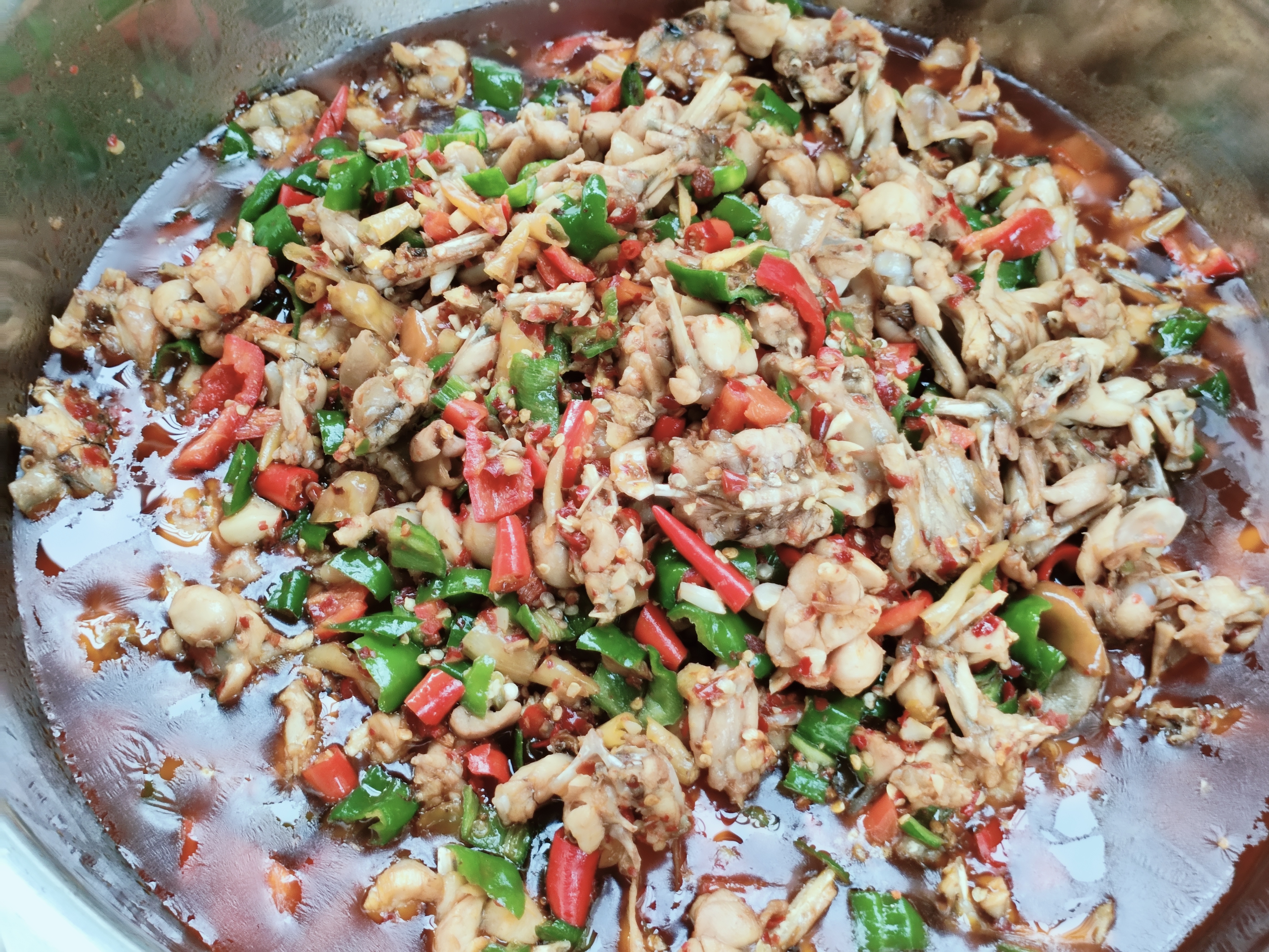 #美食之乡铅山# 【江西小炒:红烧蛤蟆】蛤蟆最好吃的部位就是腿了，鲜辣的味道，吃起来够味。#武夷山也姓赣# #我为上饶上大分# #江西小炒# 