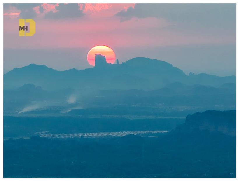 #航拍铅山# 落日余晖染红天际，远山如黛，龟峰在通红落日的映衬下，如乌龟望日。城市在光影中静默，大自然的调色盘，每一刻都惊艳。#铅山身边事# #武夷山也姓赣# 