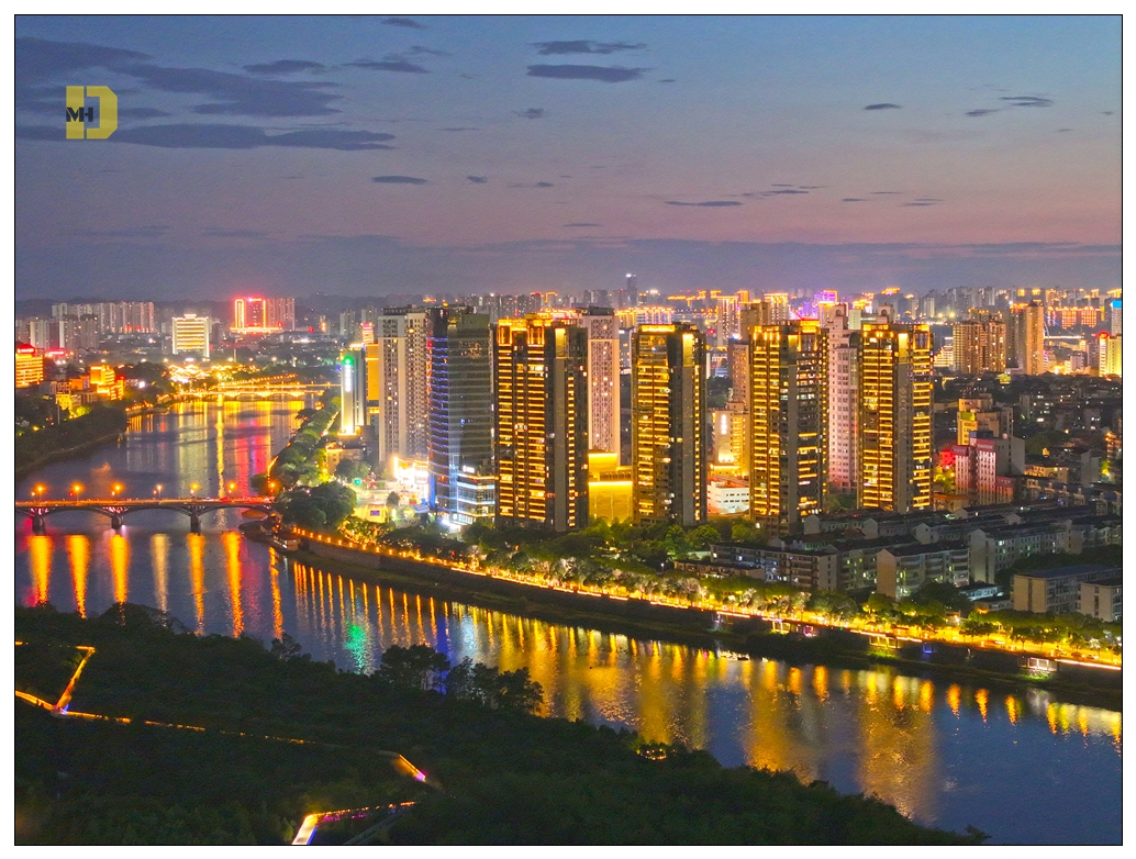 #武夷山也姓赣# 【航拍江西:落日余晖与灯火阑珊的上饶】落日余晖洒在江面，城市灯火渐次亮起。天际的蓝与地上的金交相辉映，勾勒出一幅温柔的夜景画卷。#让世界发现大美上饶# #我为上饶上大分# 