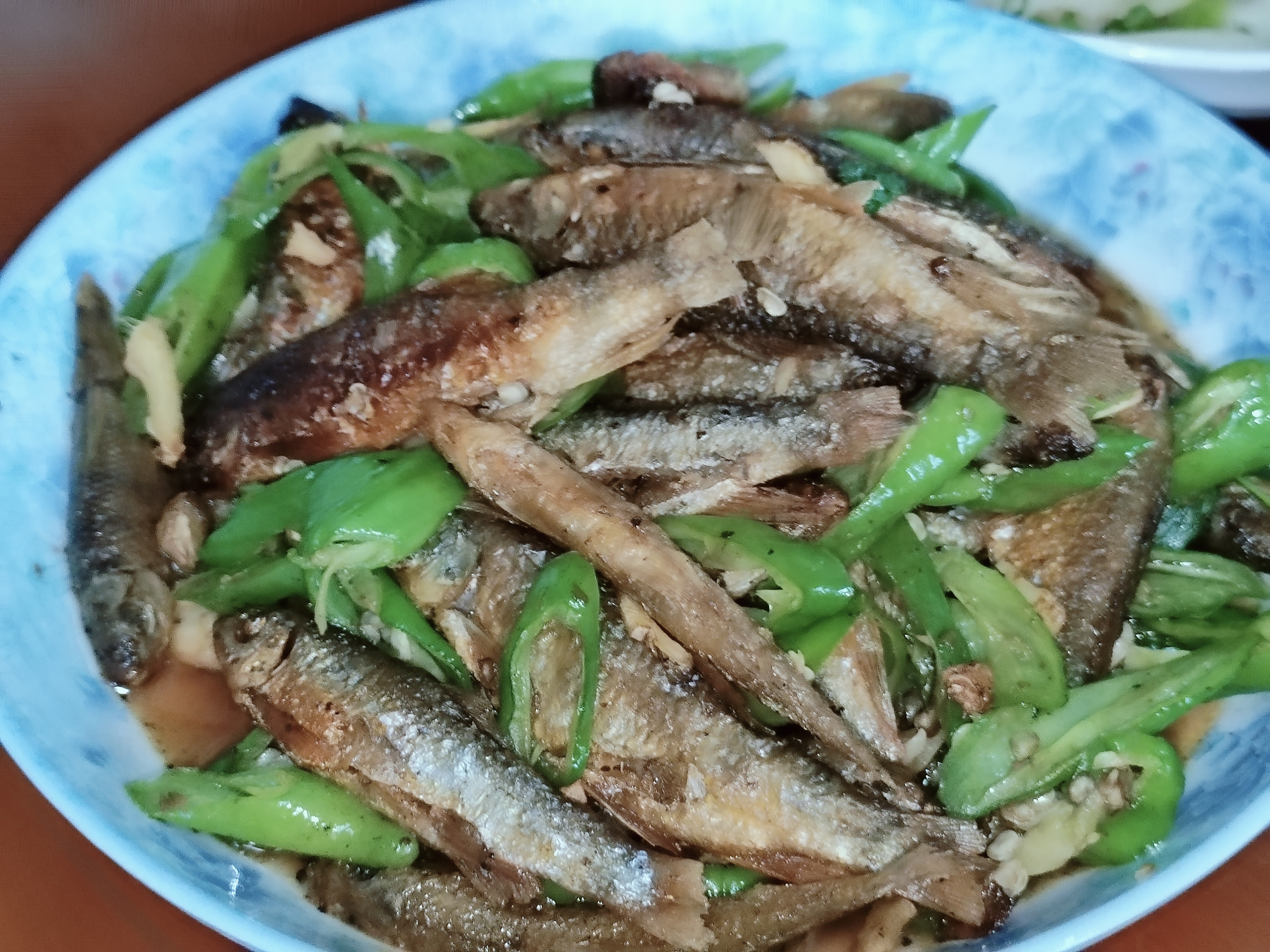 #美食之乡铅山# 【江西小炒:油煎小河鱼】把小河鱼洗净，放入油锅小火慢煎，煎到两面金黄即可。#在铅山遇见辛弃疾# #江西小炒# #武夷山也姓赣# 