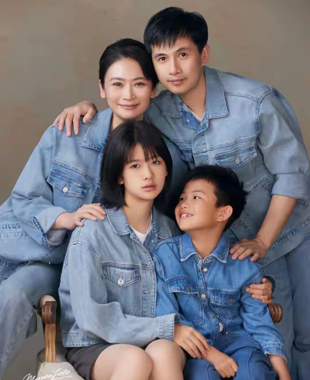 近日，舞蹈家黄豆豆全家照爆出，网友们直呼：太惊艳！

黄豆豆与妻子还有一双儿女好人，一家四口个个颜值在线，幸福又美满，让人觉得好生羡慕。

黄豆豆是我喜欢的舞蹈艺术家，不但舞跳得好，婚姻家庭的经营更让