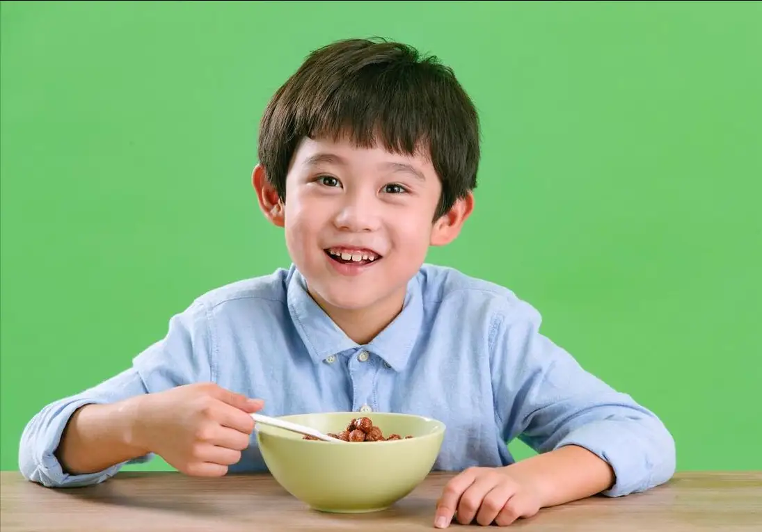 孩子身材矮小长高难，的确让父母亲很揪心的。但如果妈妈们要想孩子长得高，一定要给孩子吃对食物。
因为孩子是否吃得好、吃得科学，对孩子身高发育影响很大。
一些食物容易对孩子的身高发育起到负面作用，如人造奶