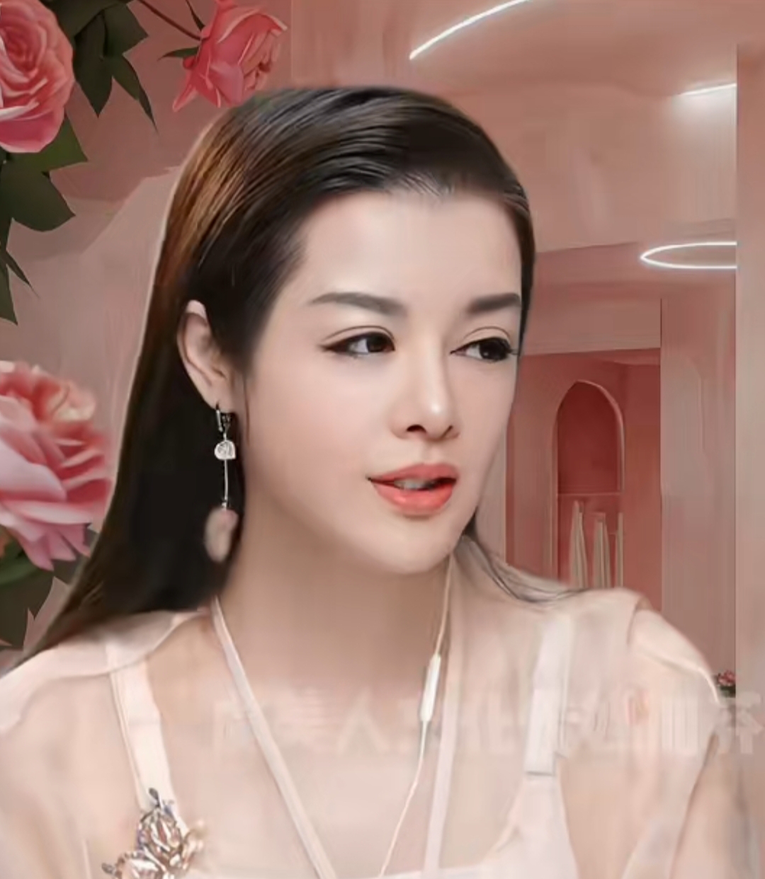 于会长为什么能够成为亿万富姐，是因为她本来就不是一个普通女人。

谈到她和罗兰多分手的原因，她说是因为自己的前途才和罗兰多分手的。

会长被问道为什么分手了还要帮罗兰多，会长说帮助罗兰多完全是想让小宝