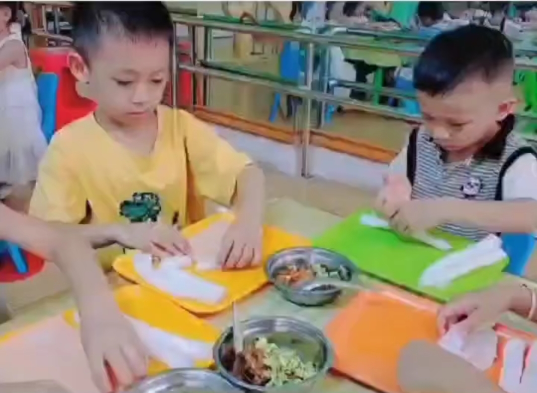 发现一个有意思的现象：让挑食的孩子自己动手做美食，孩子就不再挑食，吃饭还特别香，