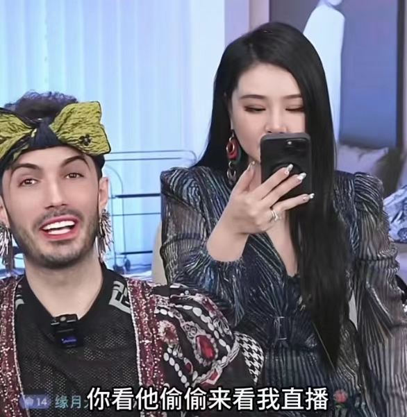 会长偷偷看罗兰多直播，罗兰多像个孩子一样，高兴得手舞足蹈，认为自己复合有望了？

