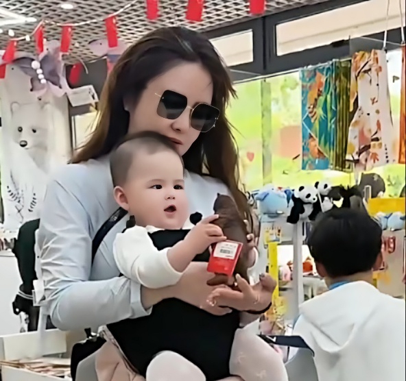 发现一个问题：感觉盈公主家的小凯莉呀，可比她爸爸阿迪情商高得多，也比她爸爸阿迪更懂得感恩。

五一期间，盈公主带着三个孩子去动物园玩，小凯莉被妈妈抱着，哥哥和姐姐就只能在后面跟着。

小凯莉很怕哥哥姐