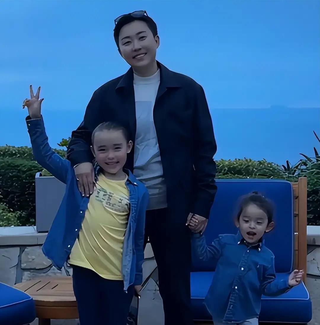 叶海洋还真是个非常有主见的妈妈，她决定把四个孩子留在美国，而她回国做直播带货，莫