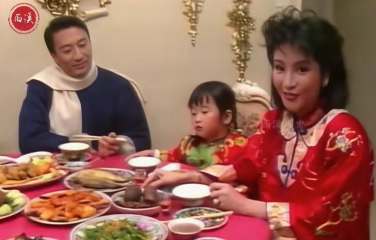 1986年大年三十，刚满6岁的谢霆锋和妹妹、爸爸妈妈坐在一起吃年夜饭。6岁的小霆