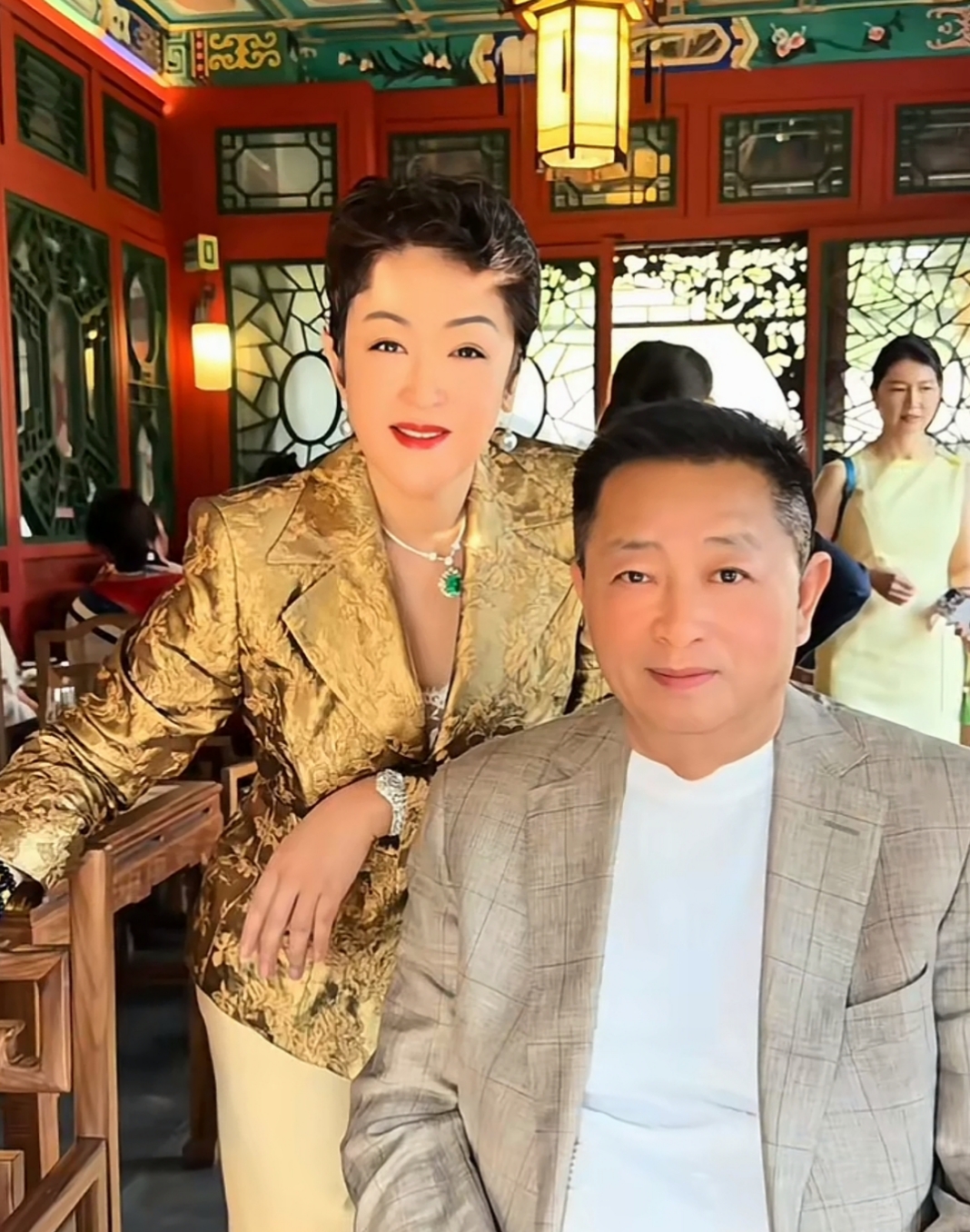 看汪小菲老爸这张照片，发现他们父子俩长得还真的很像呢，俩父子就像一个模子刻出来的。

汪小菲马筱梅喜结良缘，最高兴的应该就是他妈妈兰姐了吧？经历了几年的痛苦折磨，汪小菲终于觅得良人，的确可喜可贺呀。
