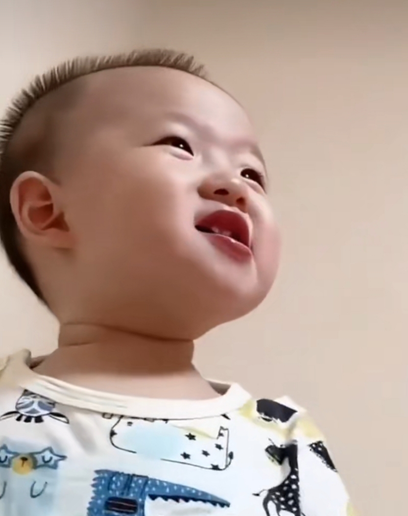 黄一鸣经常晒闪闪的照片，但总感觉这孩子健康状态不是很好！

首先，一般小宝贝头发都比较柔顺，而闪闪的头发看起来很毛糙的样子，好像营养不良啊，不知道她的家人有没有意识到呢？

而且闪闪将近一周岁半的年纪