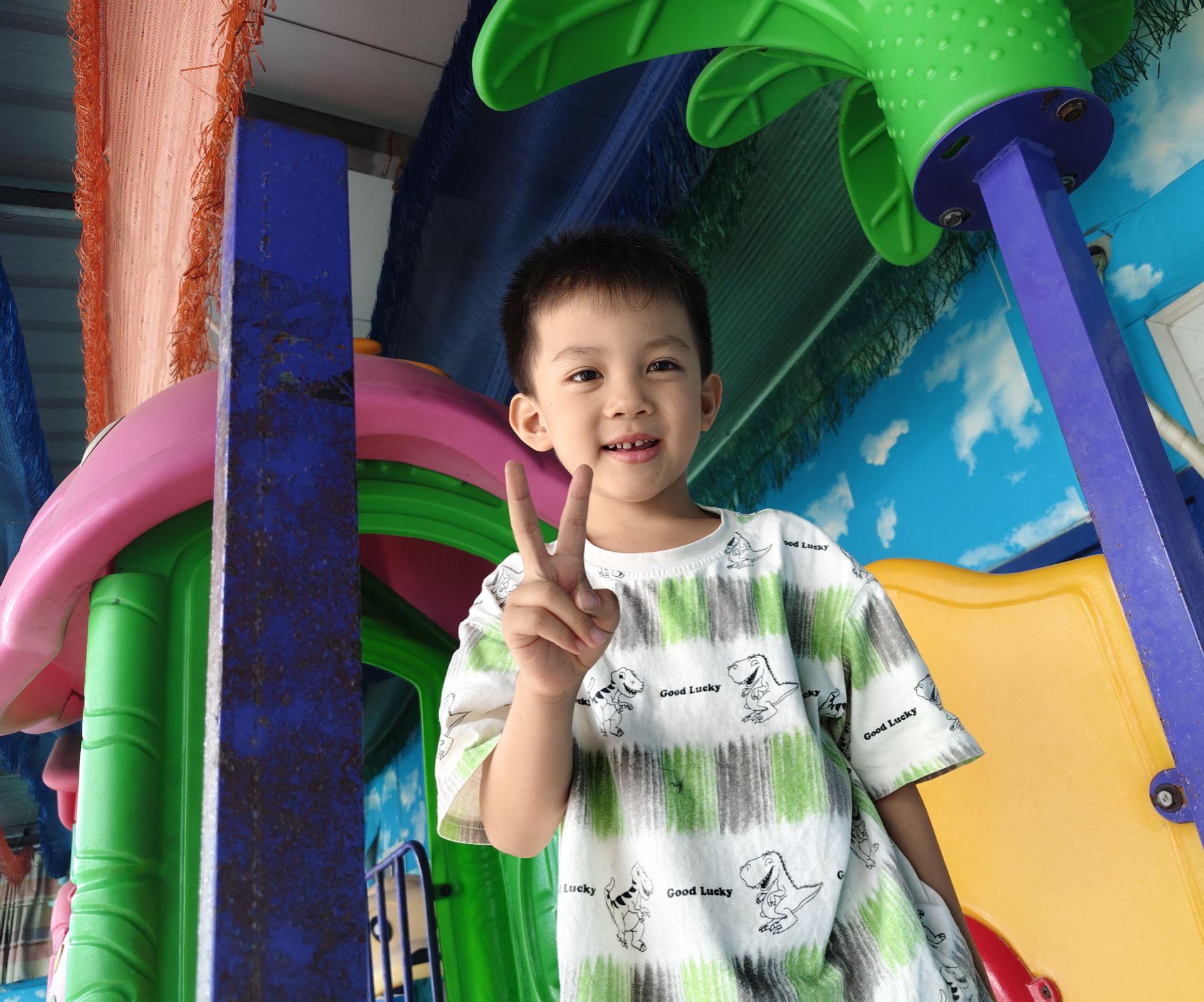 要问宝宝在幼儿园'最喜欢做什么，那就是跟小朋友一起玩儿。

只要有玩具玩，孩子们就来了劲儿。

的确，在玩乐的过程中，孩子们就比较开心。因为他们可以动手又动脑，玩出许多创意来，让他们很有成就感又能缓解
