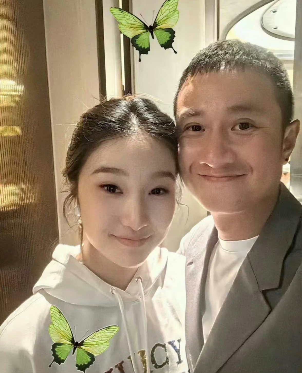 马伊琍文章的大女儿文君竹16岁生日，大女儿长相酷似文章，看来是个美人胚子。

文君竹的舞蹈功底非常了得，多次在比赛中获奖。估计经常跳舞的原因，文君竹的身材特别好，可以说是高挑又苗条吧。

虽然文章马伊