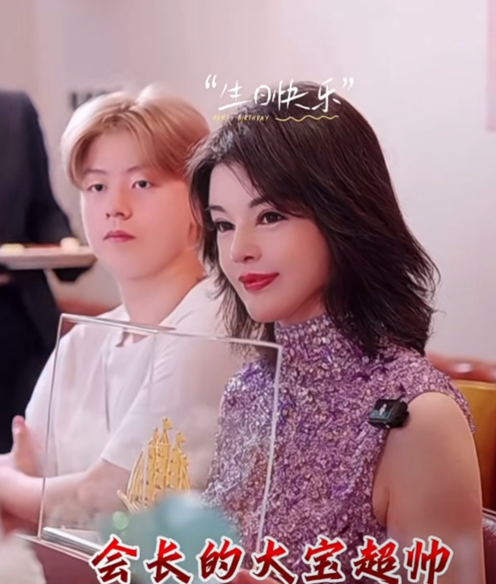 会长于文红的大儿子，怎么看都是一个优秀帅气的小孩，难怪会长一说起大宝就满脸骄傲，对他赞不绝口的。

说实话，会长的大宝才16岁，小小年纪情绪就那么稳定，思想成熟，努力上进，不但把自己的学习抓得很好，一