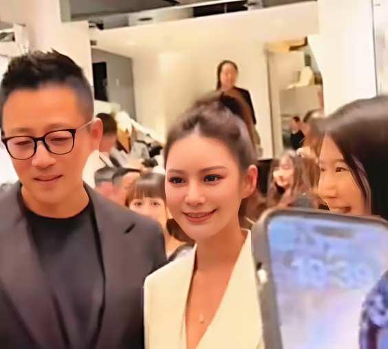 马筱梅真是个好后妈，和章子怡有得一比，据婆婆张兰透露，马筱梅汪小菲一回到台湾，就带小玥儿、小箖箖到花莲去玩了，这两姐弟又可以饱眼福和口福了。

孩子到外面玩，肯定是开心的。和大自然亲密接触，孩子开心到