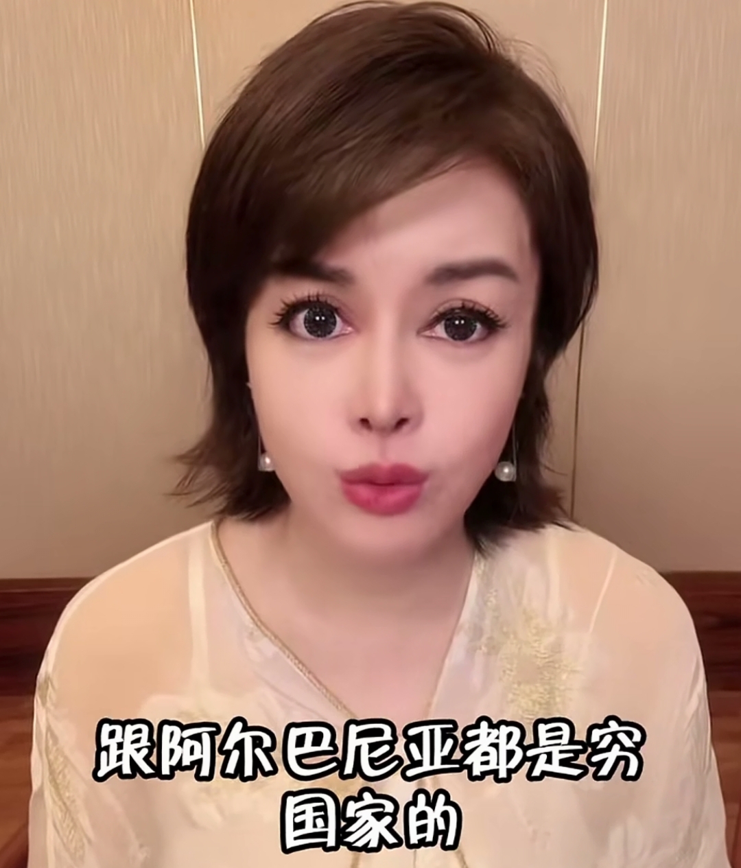 会长于文红说阿迪来自罗马尼亚，跟阿尔巴尼亚一样是穷国家，跟着盈公主突然变富了，于是有点儿飘了，所以跟盈公主吵架。

阿迪知道后，于是毫不犹豫地开视频怼于文红，他说：我一点也不想要过你那样的生活，你就会