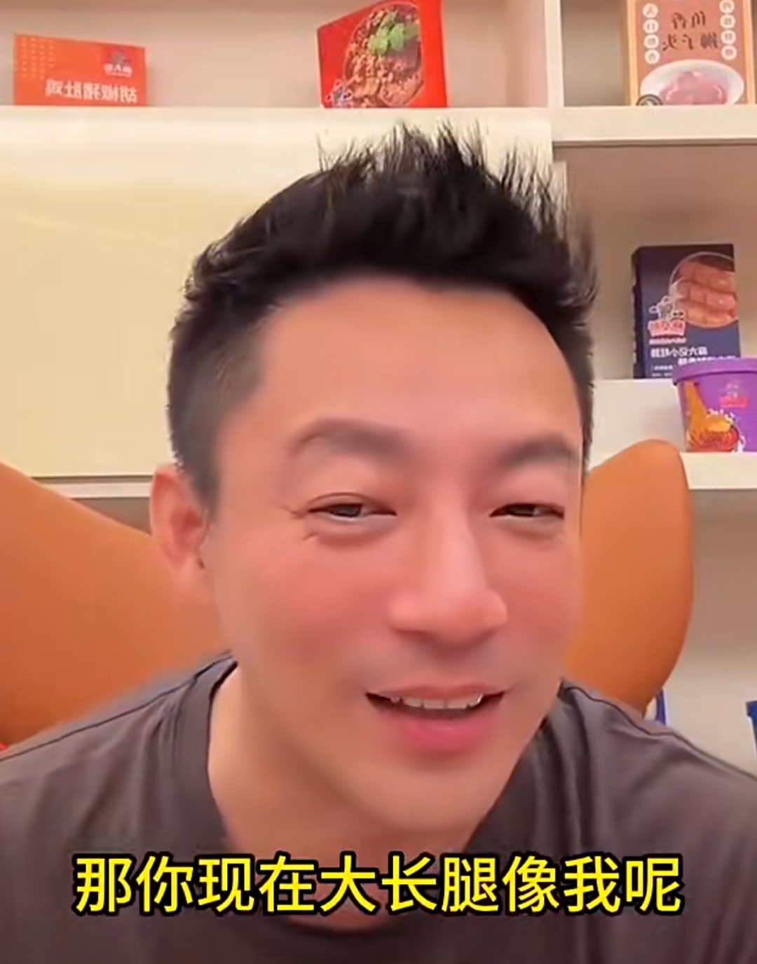 汪小菲直播间故意逗女儿，小玥儿的回应俏皮又暖心，汪小菲笑得前翻后仰、眉眼儿弯弯快乐像孩子。

爸爸汪小菲看着旁边的小玥儿说：汪希玥，你眼睛长得真像我。

女儿小玥儿听爸爸这样说，于是故意惊呼：喔，天呐
