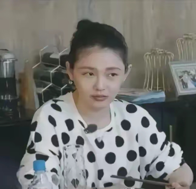 大S看汪小菲的这个眼神，外人看了估计也会瑟瑟发抖吧？小汪总能够每天面对这样的眼神，能够忍受十年，心理也算够强大了吧。

“赞美可以让平凡的人变得聪明，谩骂却能让天才变得愚笨。”这句话适合父母对待孩子，