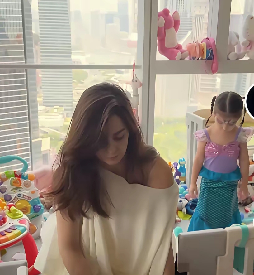 因为阿迪的作，在中国跟着盈公主享受富足生活的弟弟弟媳一家，也不得不回到自己的国家罗马尼亚了。

莫娜带着对中国的万般不舍，给孩子收拾那满屋子的玩具，小女孩蕾娅在旁边看着妈妈，在小女孩的心中，她应该不知