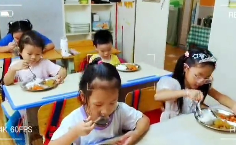 很多妈妈都在埋怨：孩子为什么在幼儿园吃饭都很认真，但是在家里却让人催来催去就不想吃呢？

一、在幼儿园里，孩子们都有了比较意识，谁都不想落于其他孩子的后面，所以就专心吃饭了；

二、在幼儿园吃饭，老师