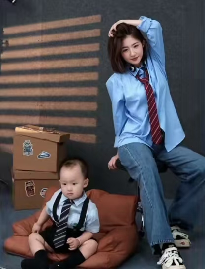黄一鸣这是把女儿闪闪当男孩子在养吗？她给闪闪留的是男孩的发型，穿的是男孩的衣服，连孩子的一举一动都是男孩子的样儿。

有网友担心地说，女孩就是女孩，如果妈妈把她当男孩养的话，小心成为第二个小龙女ico