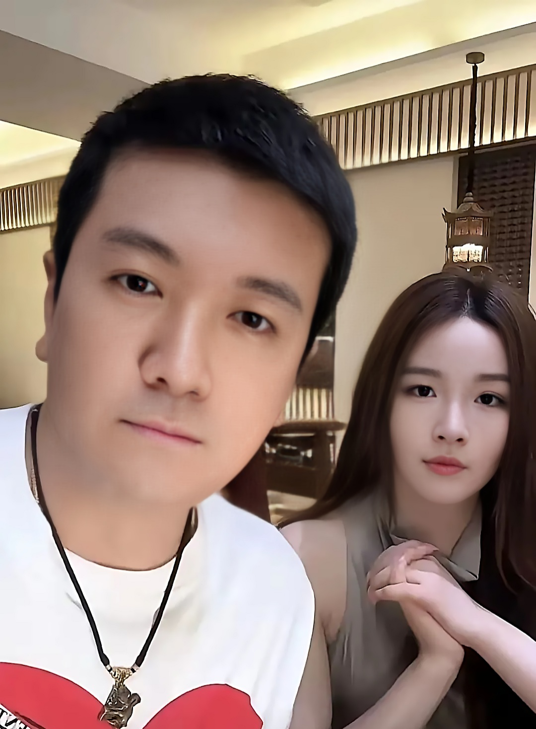 什么情况，都说杨子的新女友已经搬进他的豪宅了 ？可他前不久还哭着喊着要跟黄圣依求复合呢，他这新恋情的速度也太快了吧？

女孩叫李隽子，身高179cm，真是苗条高挑，模特身材嘛，她才23岁，真的很年轻。