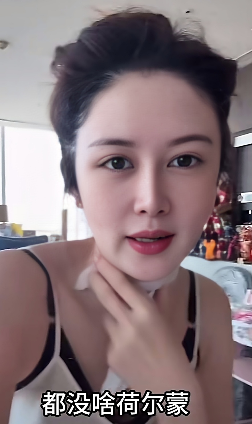 
盈公主终于回应了她为什么重新接纳阿迪让他回家的原因，说起来还是有一定的道理，也许让许多都理解盈公主了吧。
这事还得从虞美人于文红说起，于文红说盈公主人比较善良、感性、荷尔蒙旺盛，让阿迪回家也未尝不可