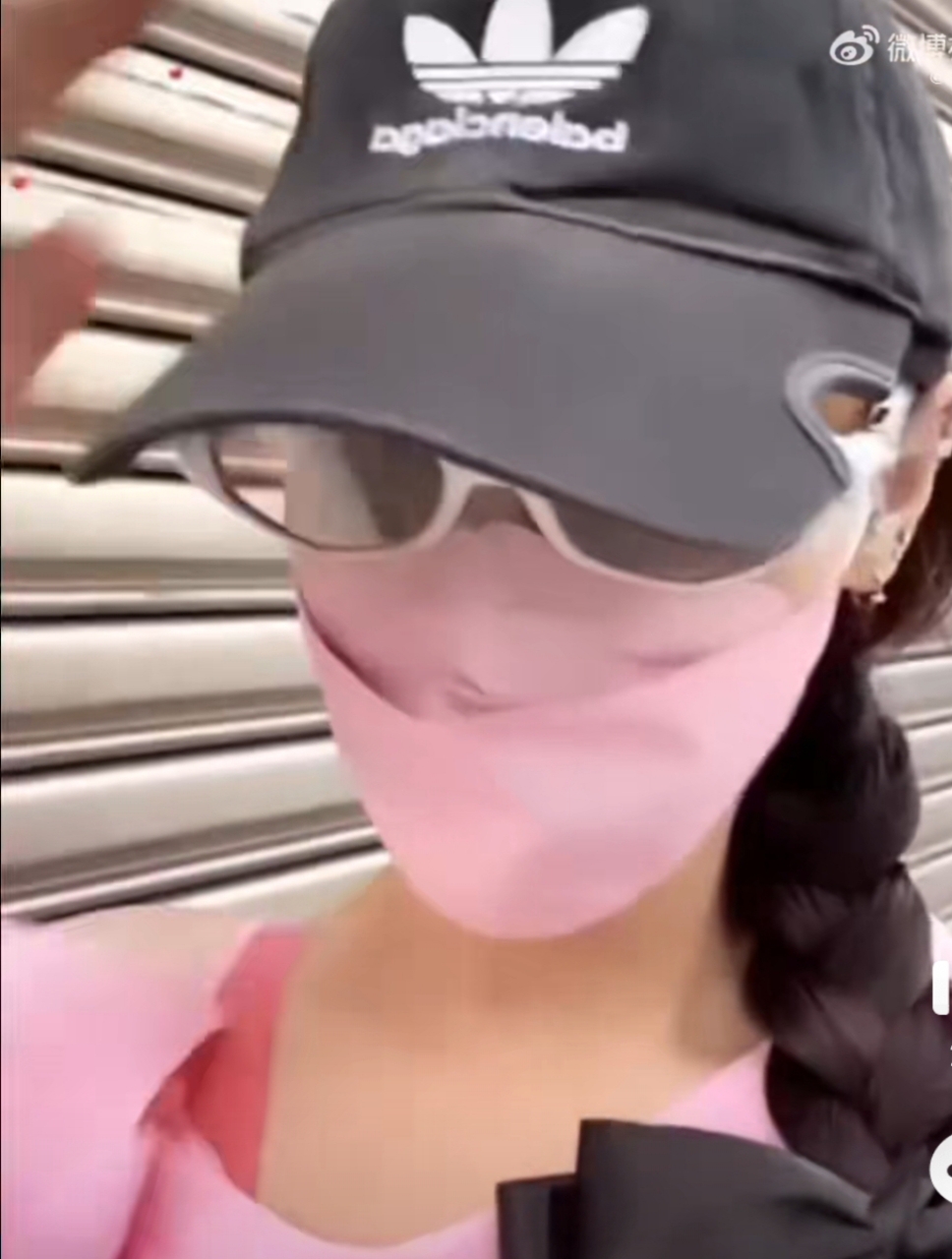 【张柏芝为大儿子谢振轩举办18岁生日宴】时间过得真快呀，张柏芝谢霆锋的大儿子Lucas已经满18岁了，是个大小伙子啦，他们母子仨人同框的画面好温馨！

2025年8月2日，张柏芝为大儿子谢振轩庆祝18