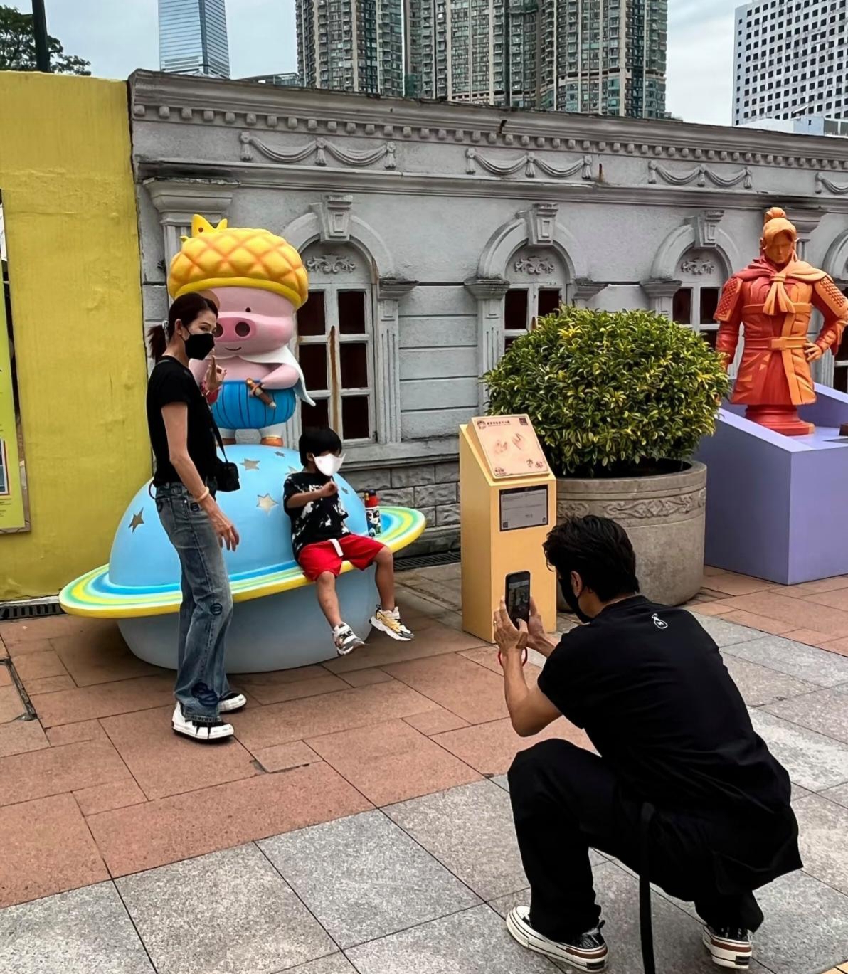 近日，蔡少芬张晋夫妻俩带着5岁的儿子逛漫展，张晋化身母子俩的摄影师，一家人好温暖好幸福的模样，真让人羡慕呀。

这么多明星夫妇，感觉蔡少芬张晋这对很接地气，是踏踏实实过日子那种，所以他们的儿女个个眼睛