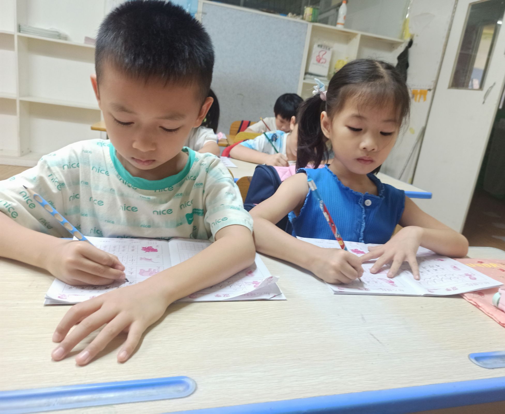 正在读幼儿园大班的小希宝，练字好认真，长大一定可以写一手好字哦。

有那么一部分宝爸宝妈说，反正幼儿园学不到什么东西，还是不要让孩子去上幼儿园，自己在家练就行了。

其实，不管是练字还是别的训练，在家