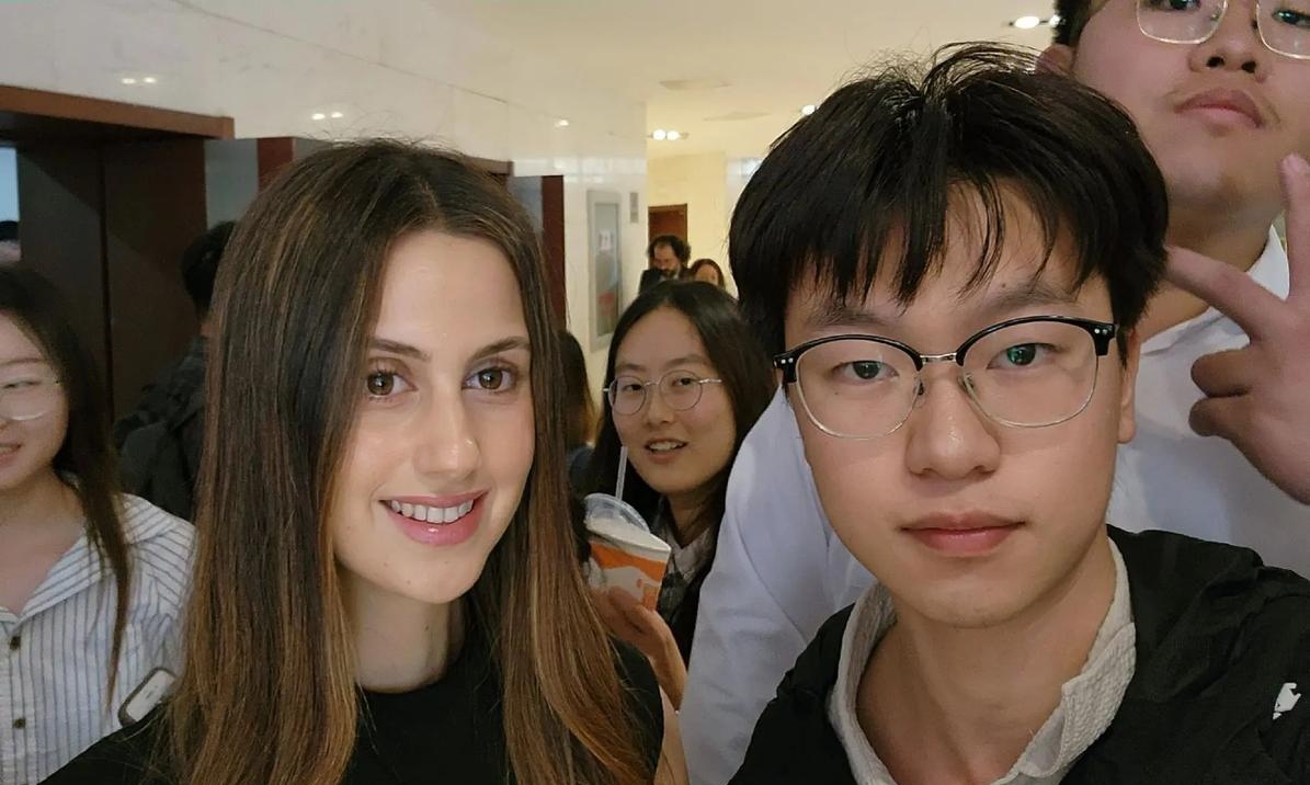 江西一小伙子花了300万叙利亚镑，就把一个叙利亚姑娘娶回家了。当时把人家姑娘激动得眼泪哗哗的，还以为多大的数字呢，结果网友们一查，这300万在当地也就值1000多块人民币。这买卖，搁谁谁不心动啊？不过