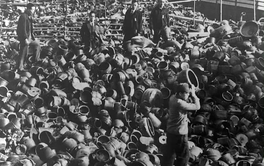 1943年，日本。侵华后期，日本陷入资源吃紧的境地，天皇号召民众捐献铜铁器具打造子弹。一夜之间，东京人带头捐出的锅盆金属器具堆积如山。可以说中国人流的每一滴血，跟日本普通民众对侵华的支持脱不了干系。