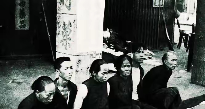 1941年寒冬，莱芜县寒风刺骨，日军的铁蹄让这片土地沦为人间地狱。他们烧杀抢掠，无恶不作，村民们饱受蹂躏。
 
曾是农民的铃木良雄，20岁参军后彻底沦为恶魔。一次，他闯入一户人家，见孕妇抱着新生儿，老