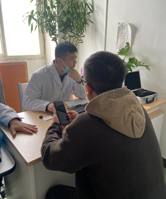 作为一名肝病科医生，我见过太多因不良生活习惯而损害肝脏的患者，小张便是其中之一。初次见到小张时，他面容憔悴，整个人显得十分疲惫。他向我诉说，自己因为工作原因，长期频繁应酬，几乎每天都要大量饮酒。一开始