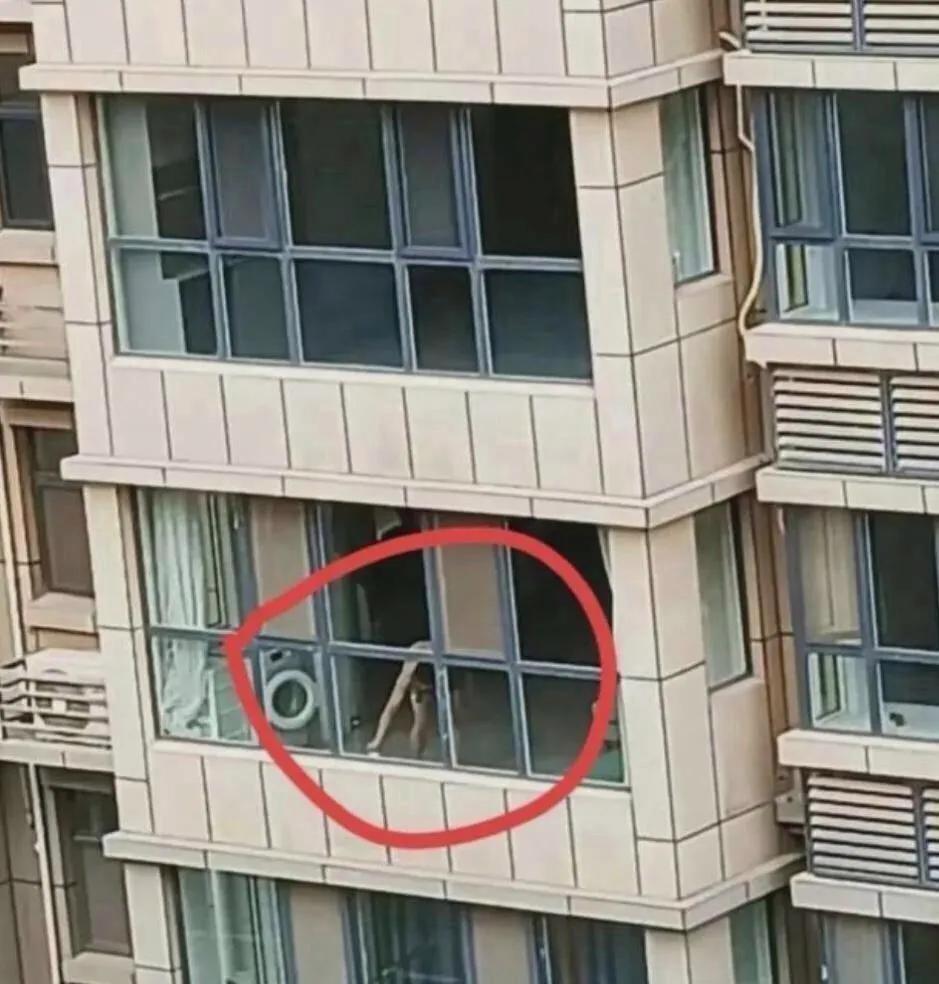 早些年在深圳打工的时候，碰到过一件既平常又稀罕的事儿。晚上和室友到楼顶乘凉时，无意间瞧见对面出租屋的阳台上，有个人光着身子在晾衣服。
我们合租的房子和对面的房子之间隔了一条十多米宽的街道。深圳的夏天又