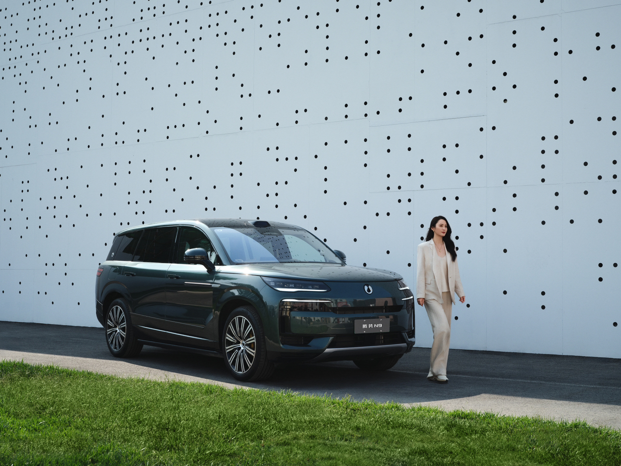 实力派演员蒋勤勤正式成为腾势N9产品体验官，腾势N9作为“科技安全全能旗舰SUV”，是全球首款搭载易三方的旗舰SUV，全系标配2.0T第五代DM技术、天神之眼B智能驾驶辅助驾驶以及云辇-A等顶尖配置，