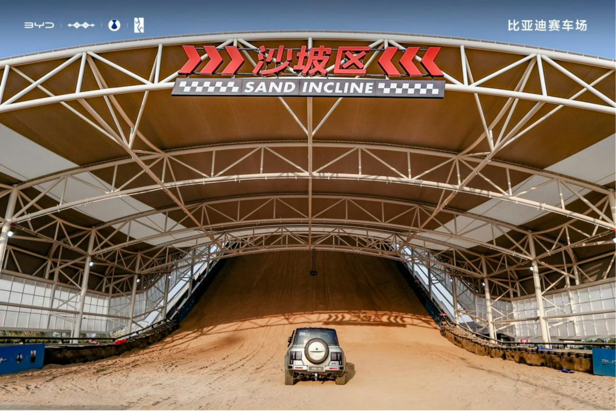 8月14日，比亚迪郑州全地形赛车场正式开业啦！这座赛车场，以“全民赛道、全场好玩”为理念，秉持“技术普惠”初心，致力于打破传统赛车场高门槛、预约难、项目少的现状，构建起了一个全场景服务生态。

这里拥