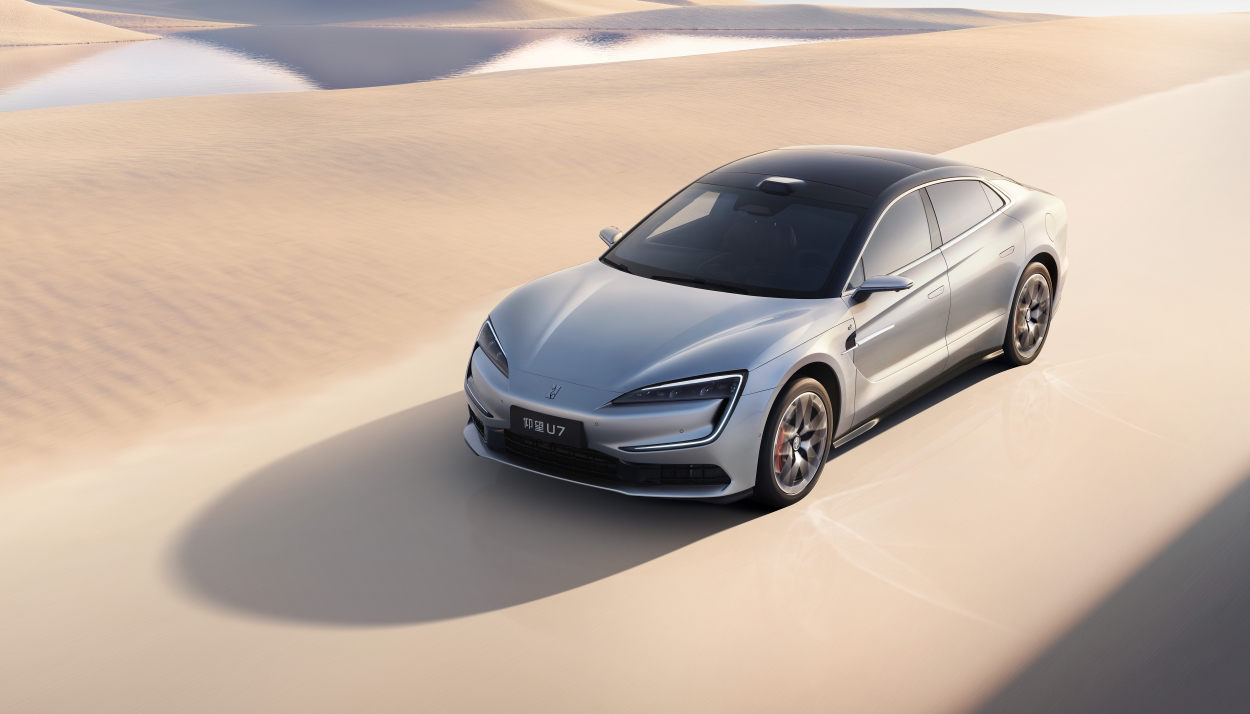 2025年7月21日，比亚迪在深汕工厂举行第1300万辆新能源汽车下线仪式，比亚迪达成全新里程碑，成为全球首家达成这一成就的车企，超级四电旗舰轿车仰望U7作为下线车型亮相。

2025年上半年，比亚迪