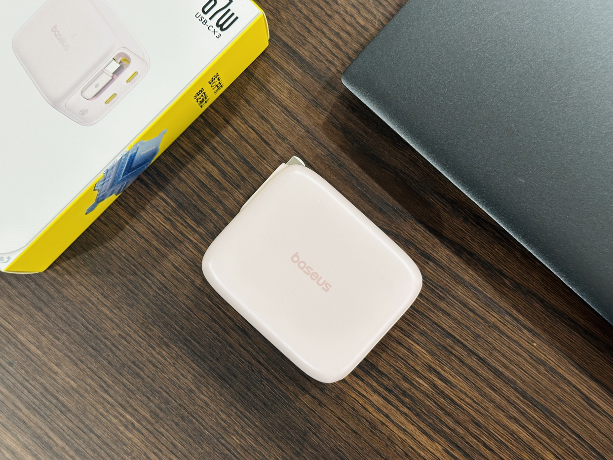 出门带一个设备就可以解决电脑、手机、耳机等充电补能的问题，自带线充电器+自带线充电宝的组合，出门真的就是无解的存在，使用时把线拉出来，不用时磁吸收纳，携带使用都非常方便，还省去了理线的麻烦。

充电宝