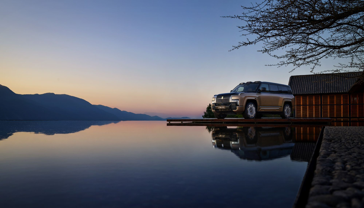 仰望U8L鼎世版，重塑行政豪华SUV新标杆

在7月31日，仰望U8L鼎世版全球预售发布会震撼开启！预售价130万元，仅需2万元意向金就能提前锁定。
外观上，U8L鼎世版从“鼎”文化中汲取灵感，左右各