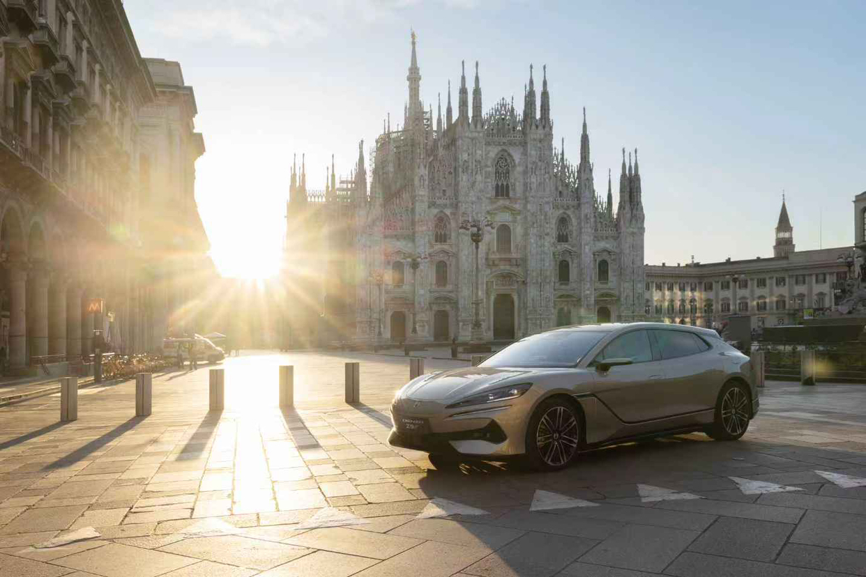 腾势闪耀米兰设计周，开启全球豪华新征程

在欧洲时间4月7日至12日，意大利米兰迎来了一场别开生面的汽车品牌发布会——腾势“超凡科技，驱动豪华”品牌发布会，这不仅标志着腾势正式进军欧洲市场，更以202