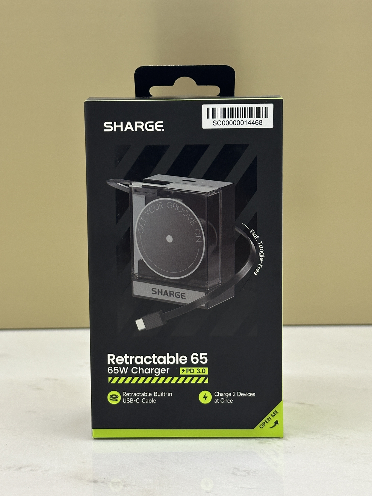 将充电器当做艺术品来打造，也只有闪极了，闪极S4唱片充电器，是一个用来做桌搭的艺术品，也可以是旅程小伴侣。

复古唱片机造型+透明机甲美学，让充电器本身的属性多了一些艺术感，正面透明亚克力包裹，70c