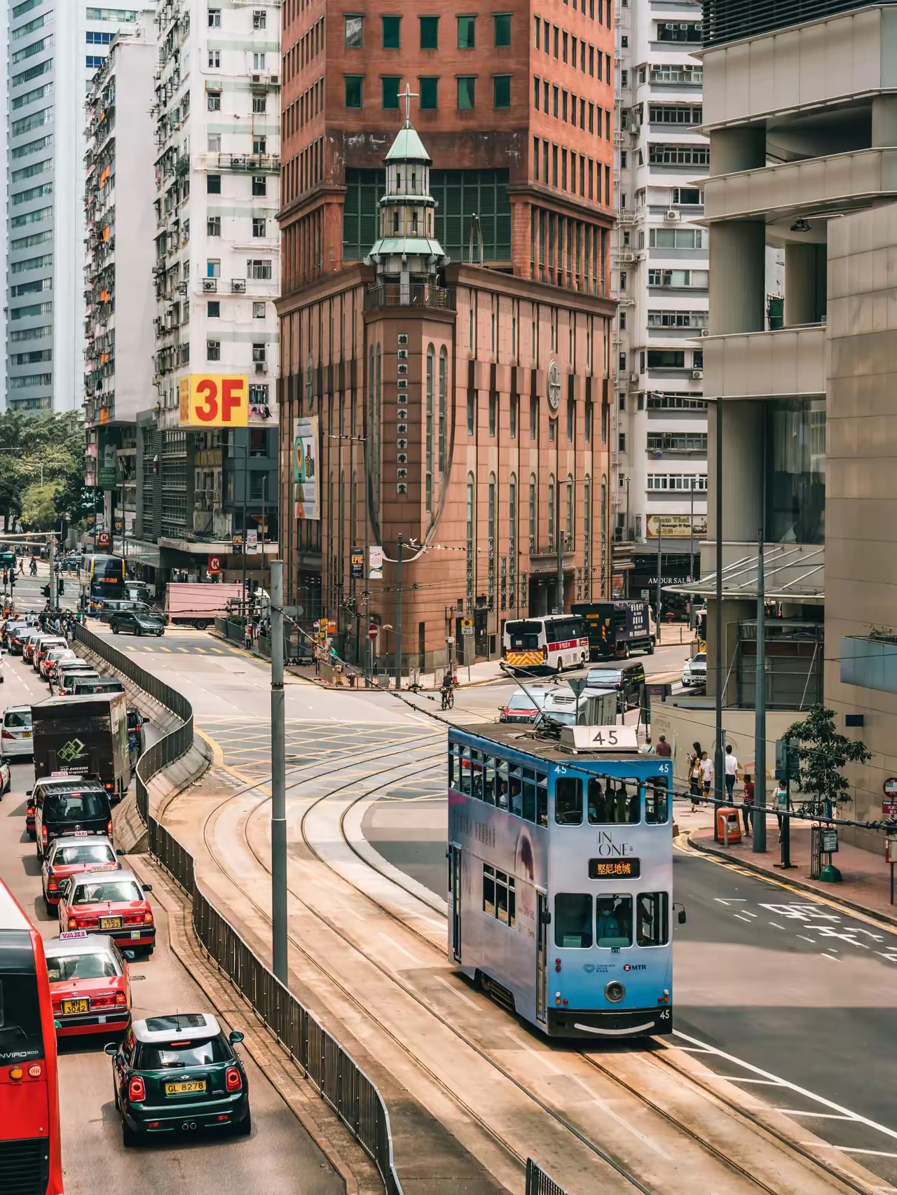 大家有没有发现🇭🇰香港和内地城市确实不一样，这可不可以算境外呢？无论是城市面貌还是生活习惯，或者是语言沟通，都让人耳目一新的感觉。香港这座城市真的很精致，很美，很有特色。虽然楼宇之间非常紧密，但错