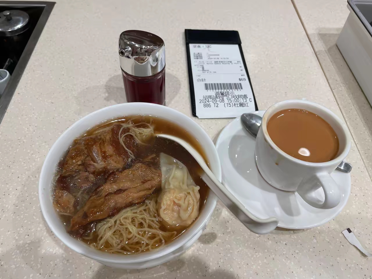 香港尖沙咀池记—下午茶餐：猪软骨云吞竹升面，热奶茶（69元）👍😘，大家看看这个价格如何？