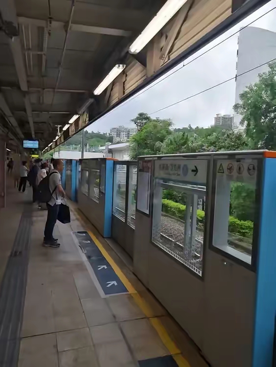 我感觉到的香港生活与内地的最大不同：
1、大热天的，有看到穿着棉鞋走在路上的，还有明显是秋冬季款各式靴子、皮鞋；
2、也有一年四季拖鞋的，上次在大家乐，看到个大哥，两只脚脚趾甲奇长，真的很夸张的长，怀