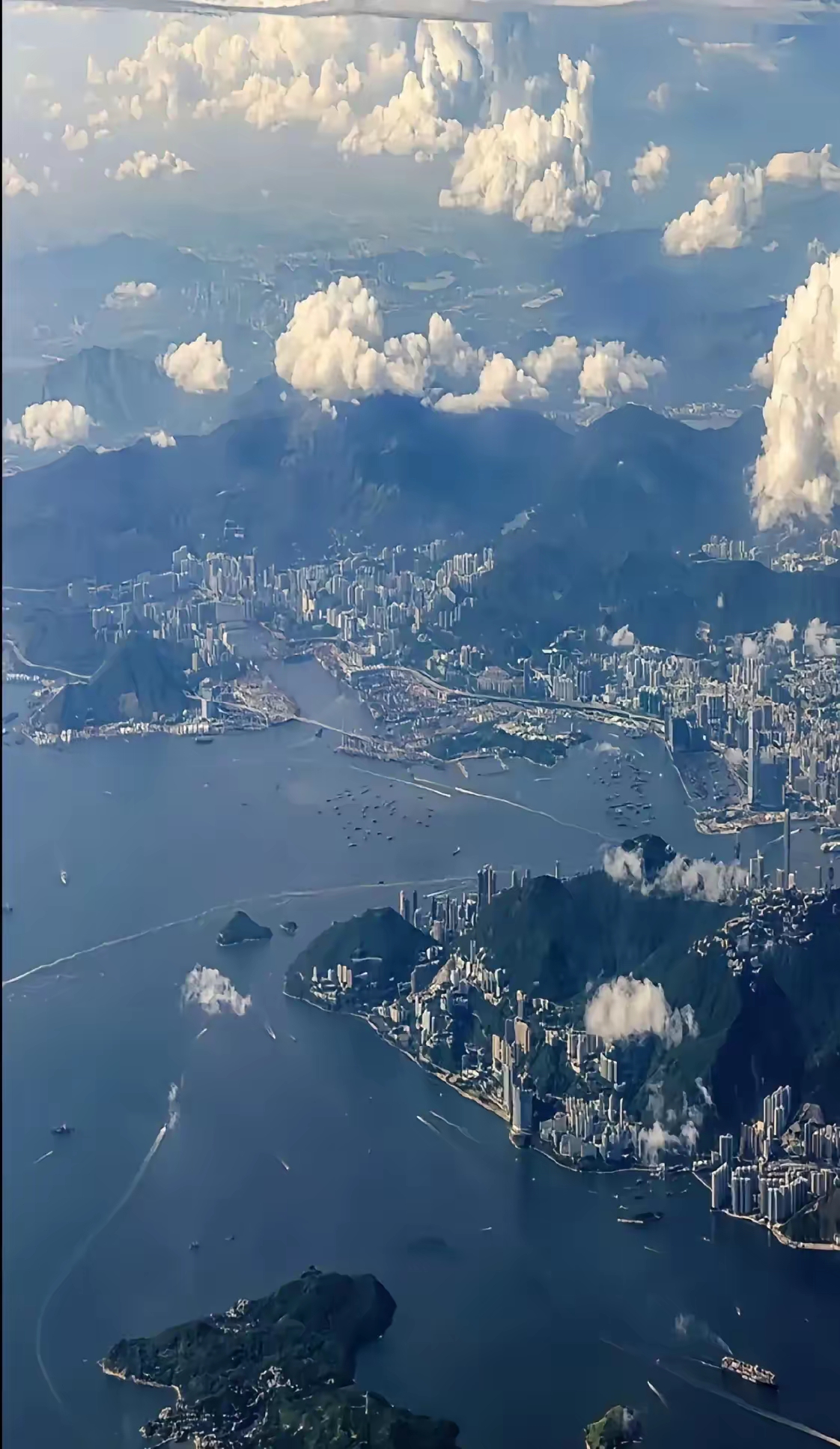 天呐，3000米高空俯瞰，简直不敢相信这是中国最出名城市——香港。感觉整座城市除了山，就是海，几乎看不到一大块平原。但就是这么复杂的地形，没有什么工厂，这里俗称亚洲四小龙城市！