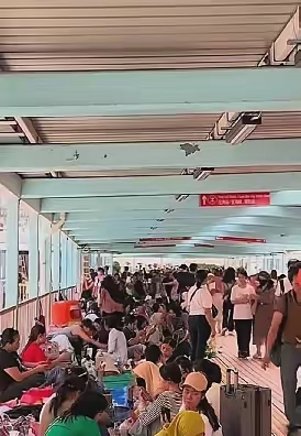 香港每逢周末30-40万菲佣、印佣同在周末放假，不能留在雇主家，又不想花钱吃餐厅，就只能在公共地方聚会了。她们一般不会弄污地方，也会把垃圾收拾干净，香港人都理解与很体谅她们的。
​主要是香港雇主休息放